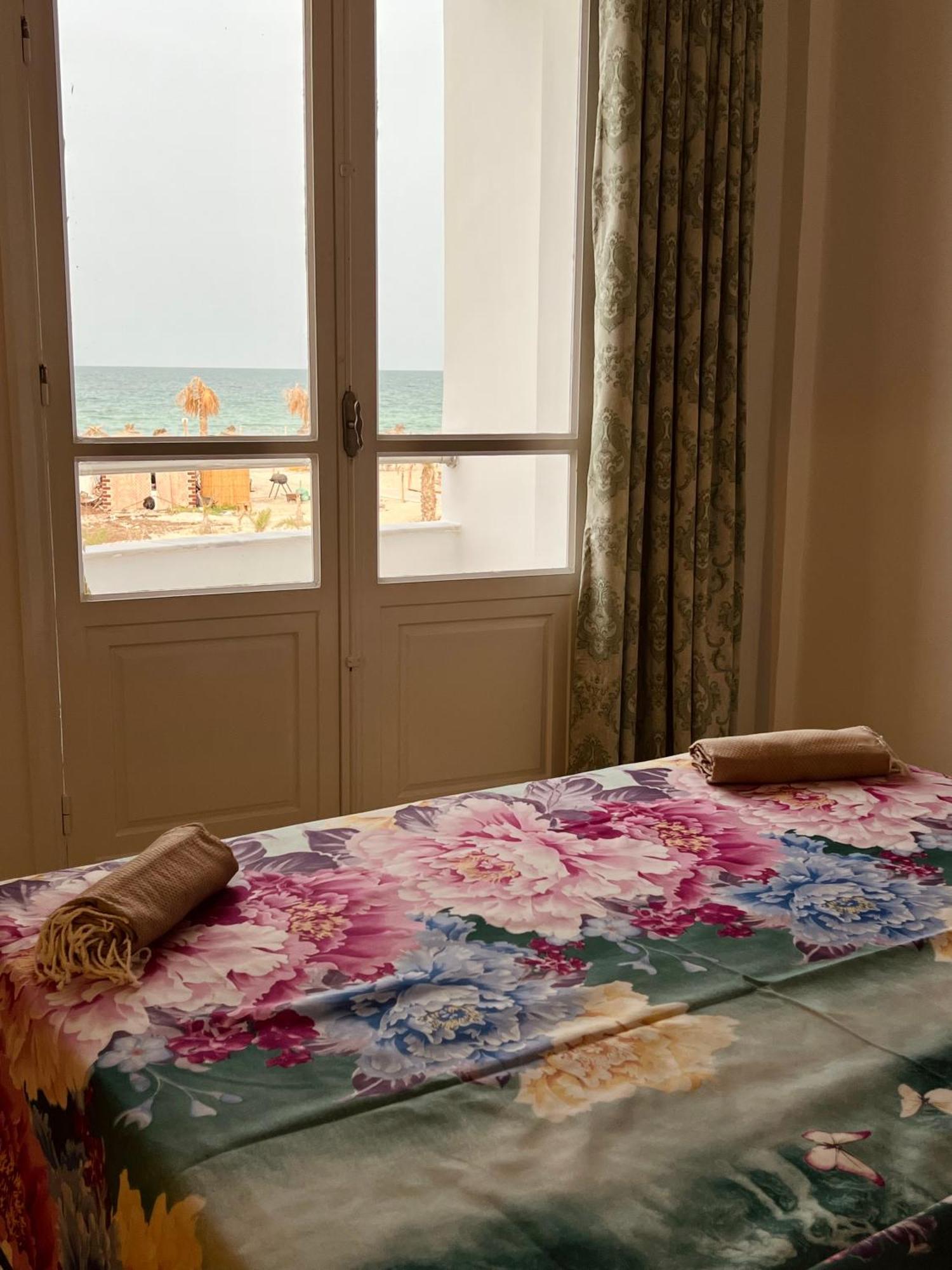 Appartement Vue De Mer Pied Dans L'Eau Gabes Exterior photo